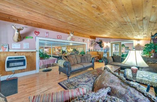 Lanesville House | Lanesville Home with Pool Table, Bar and Deck!
