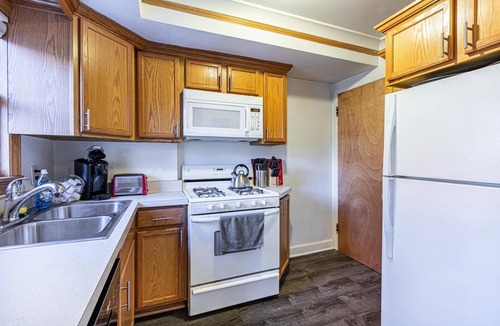 Dicken House | Large 4BR Stadium Getaway, Walk to the Big House!