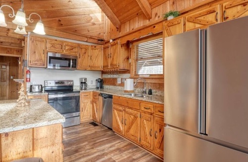 Gatlinburg - Pigeon Forge Cabin | Large 5 bedroom, 4.5 bath that sleeps 22 with easy access to Pigeon Forge