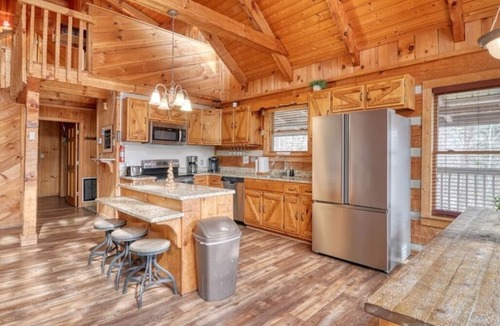 Gatlinburg - Pigeon Forge Cabin | Large 5 bedroom, 4.5 bath that sleeps 22 with easy access to Pigeon Forge