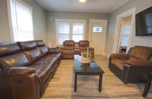 Niagara Falls House | Large 6BR, 2 bath in Niagara Falls