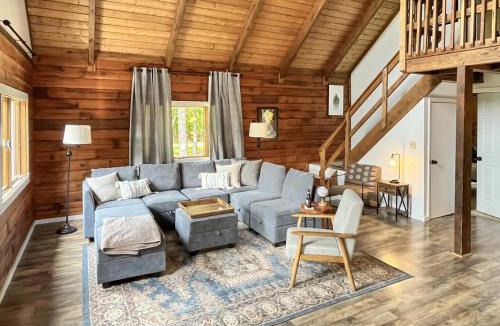 Berkeley Springs House | Large Cabin w Hot Tub, Pond, Deck, Fire Pit, WiFi