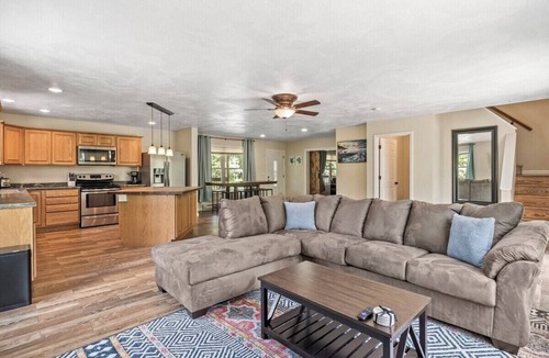 Lansing House | Large Home Sleeps 22! Dogs Ok!