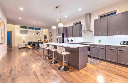 Eighth Avenue House | Large Luxury Home 13 Beds Pool Table Rooftop!
