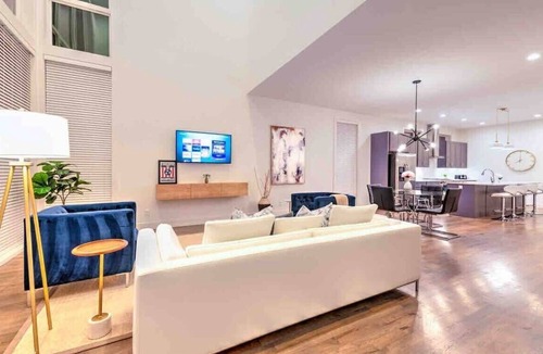 Eighth Avenue House | Large Luxury Home 13 Beds Pool Table Rooftop!