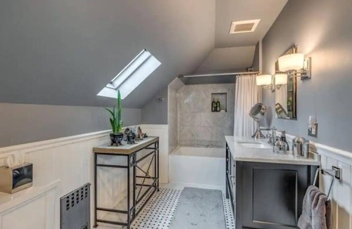Swampscott Apartment | Large Oceanside Apartment. Walk to the beach and many restaurants. Pet Friendly