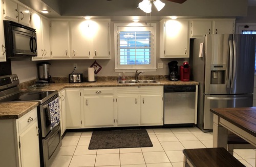 Ellendale House | Large Very Quiet 5 BR, 2.5 Bath, 8 beds with King Next to Germantown
