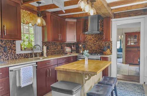 Stonington House | Last House on the River