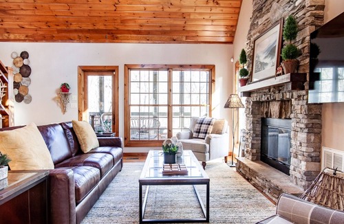 Townsend House | Laurel Valley Retreat - Pool Table & Fireplace!