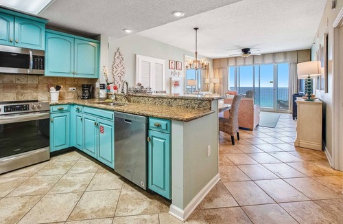 Fort Walton Beach - Destin Condo | Leeward Key 805 King Bed and two twin Beds, Beach Service and spactacular views