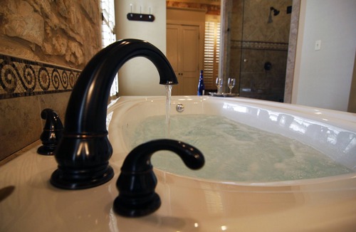 Fredericksburg Bed & Breakfast | Legacy Suite on Main St in central downtown, jacuzzi tub, ask about Wine Tours!