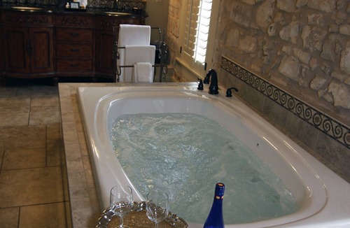 Fredericksburg Bed & Breakfast | Legacy Suite on Main St in central downtown, jacuzzi tub, ask about Wine Tours!