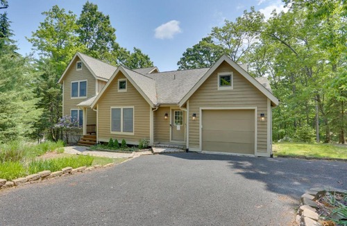 Tannersville House | Less Than 1 Mi to Camelback Resort Home with Pool Table!