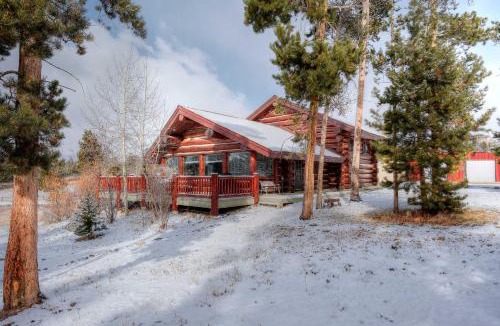 Grand Lake House | Less Than 1 Mi to Lake Granby Log Cabin with Fire Pit