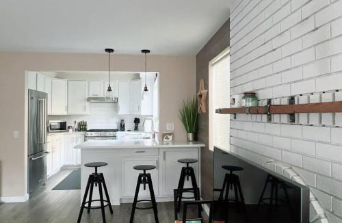 Lake Forest Park Villa | Livable C near Lake Washington