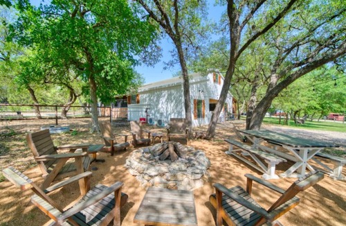 Dripping Springs House | Live Oak Lodge, Rustic Barndo w Dog (or Kid) Run!