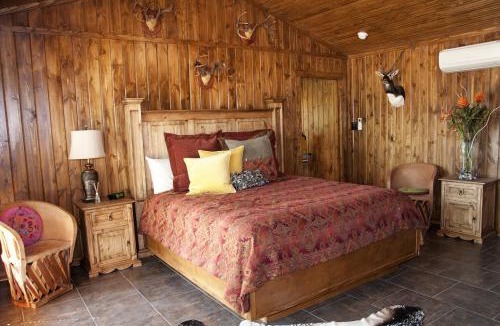 Uvalde Bed & Breakfast | Live Oaks Bed and Breakfast