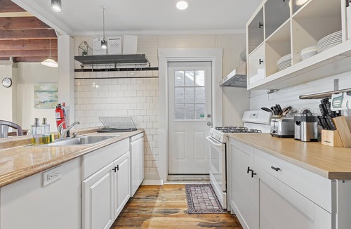 Southeast Bed & Breakfast | Living on The Edge of Capitol Hill, METRO subway