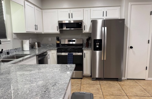 West Old Town House | Located in the heart of Albuquerque. Close to old town, easy access to I 40.