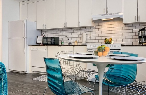 Central Business District Condo | Location Location Location! Comfy Plush Modern Condo in The Center of Everything