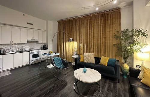Central Business District Condo | Location Location Location! Comfy Plush Modern Condo in The Center of Everything
