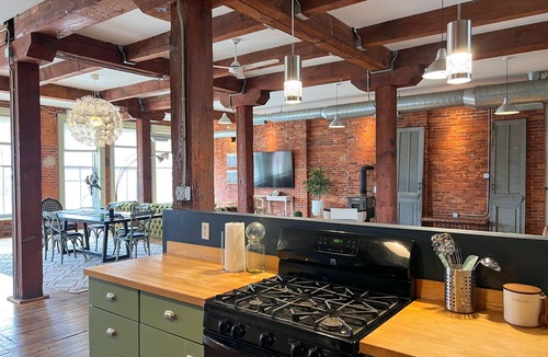Cleveland House | LOFT 40 Swanky Urban Retreat w/ample space 6,000sq/ft, minutes from Downtown
