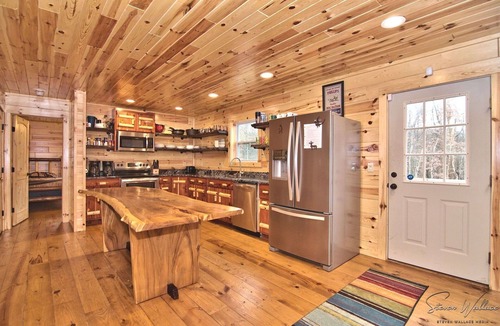 White Haven Cabin | Log Cabin 2 acre borders Lehigh River & Trail- Gameroom, 2 Bars, Fire Pit, decks