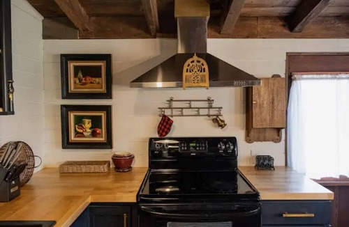Hendersonville Cabin | Log Cabin owned by Johnny Cash approx. 30 mins to downtown Nashville. Sleeps 6