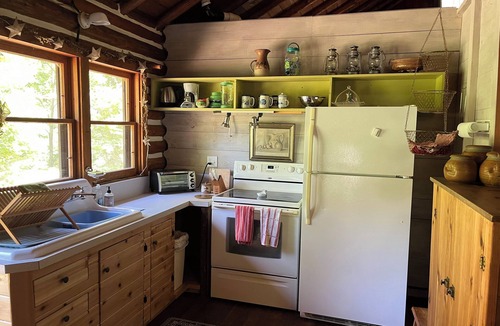 Maple City Cabin | Log cabin, walking distance from Funistrada, LaBecasse, Laker Shakes & Glen Lake