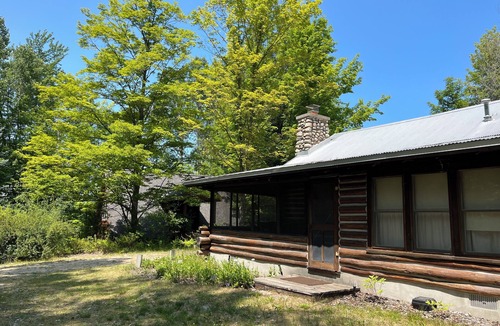 Maple City Cabin | Log cabin, walking distance from Funistrada, LaBecasse, Laker Shakes & Glen Lake
