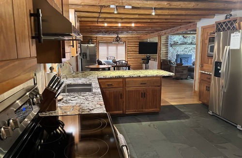 Hinckley Cabin | Log Cabin with Hot Tub