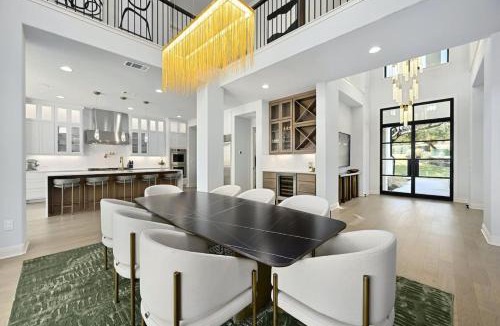Leander House | Lone Star Luxe Luxury Getaway On Lake Travis