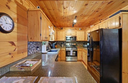 Mineral Bluff Cabin | Long range mountain views with total privacy and well equipped.