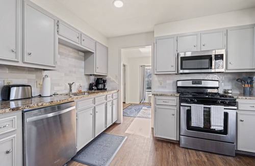Georgetown House | Lookin' and Feelin' Good in Georgetown - Long stays/Pets/Office