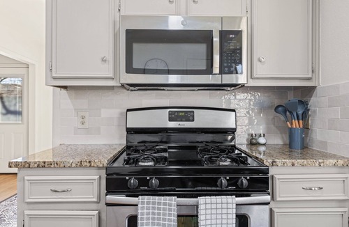 Georgetown House | Lookin' and Feelin' Good in Georgetown - Long stays/Pets/Office