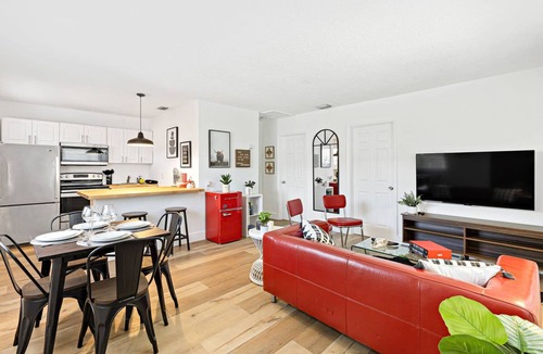 Sailboat Bend Apartment | Lovely 2 BR Condo With Free Parking on Premises