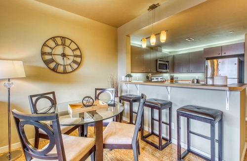 Chelan Condo | Lovely Condo with Shared Hot Tub/Pool, Lake Views, & Walking Distance to Water