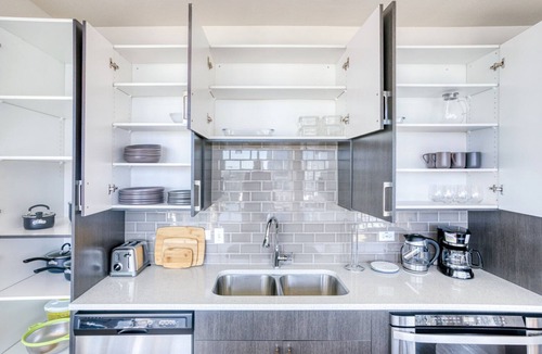 West End Apartment | Lovely Downtown 2BR w/Gym, W/D, Pool, walk to 6th St bars, by Blueground