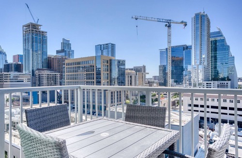 West End Apartment | Lovely Downtown 2BR w/Gym, W/D, Pool, walk to 6th St bars, by Blueground