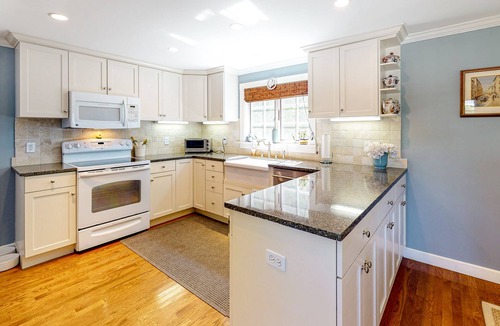 Camden House | Lovely home within walking distance of the bay & dining