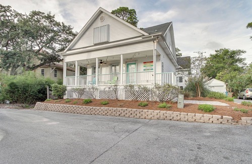 Tybee Island Cottage | Lovely Tybee Island Home w/Deck < 1 Mi to Beach!