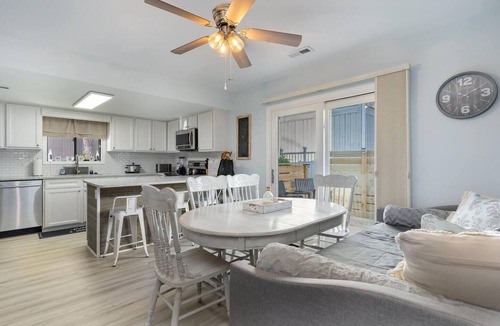 Windy Hill House | LOW Key by the Beach: 3BR/2BA steps to sand & pool