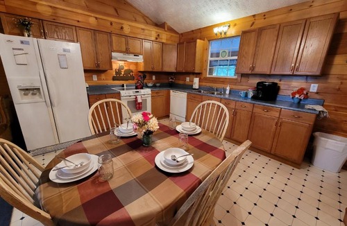 Gatlinburg - Pigeon Forge House | LOWEST PRICES OF THE YEAR Enjoy the Smoky Mountains AN ENTIRE HOME Sleeps 10 Pet friendly