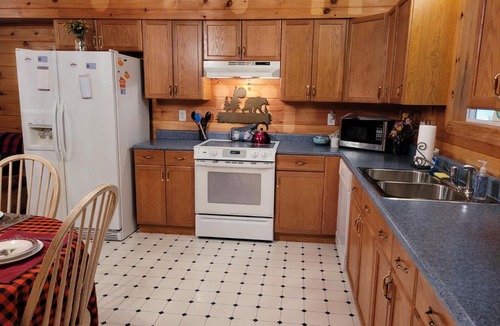 Gatlinburg - Pigeon Forge House | LOWEST PRICES OF THE YEAR Enjoy the Smoky Mountains AN ENTIRE HOME Sleeps 10 Pet friendly