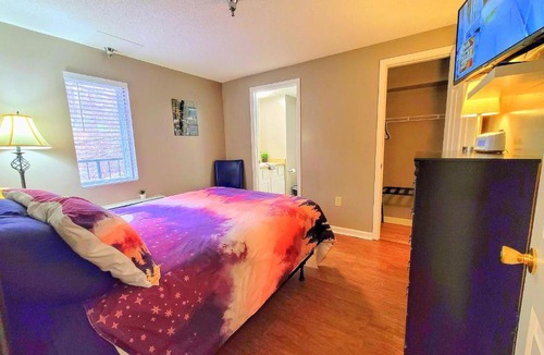 Gatlinburg Apartment | LOWEST PRICES OF THE YEAR Downtown Gatlinburg Suite, Close to everything, FREE HIGH SPEED WIFI, Private balcony, Pool, Hot Tub, sleeps 8