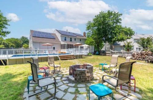 Bowie House | Lrge 5 BR 9 Beds Near DC-Pool, Hot Tub, Gym, Game Rm, Fire Pit