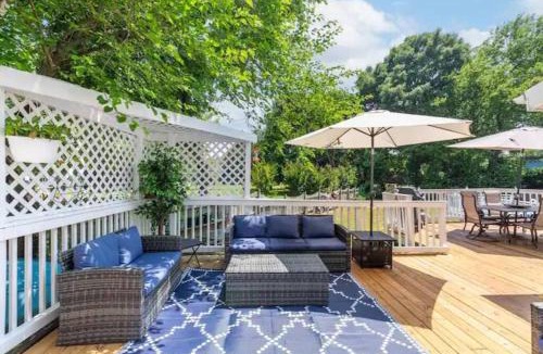 Bowie House | Lrge 5 BR 9 Beds Near DC-Pool, Hot Tub, Gym, Game Rm, Fire Pit
