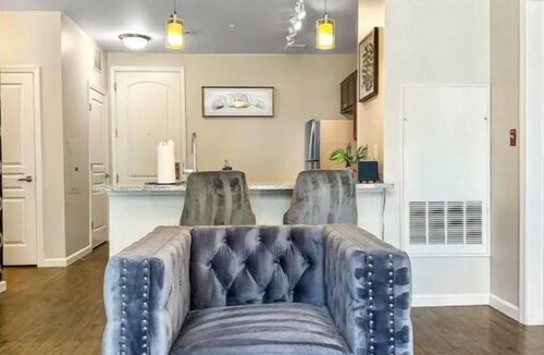 North Cambridge House | Luxe 2Bd 2Bth, King Beds, Fast Wi-Fi, Pool, Gym
