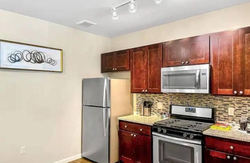 North Cambridge House | Luxe 2Bd 2Bth, King Beds, Fast Wi-Fi, Pool, Gym