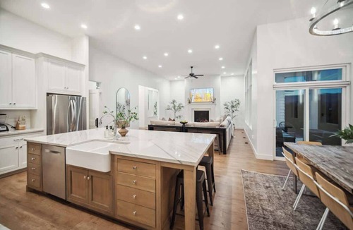 Lindon House | Luxe Family Retreat with Private Pickleball a Large Swim Spa indoor Movie Theatr